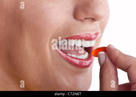 Frau nimmt eine Pille-Kapsel Stockfoto