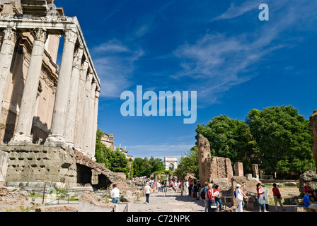 Rom, Italien. Die Via Sacra und der Tempel des Antoninus und Faustina auf der linken Seite auf dem Forum Romanum. Stockfoto