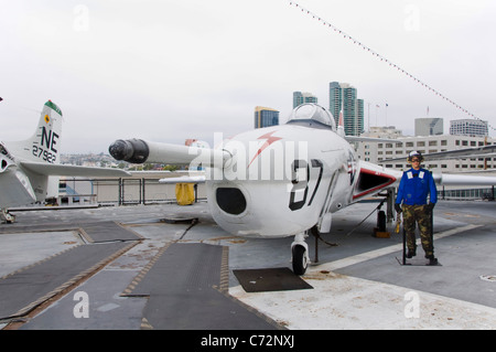 Kampfjet auf dem Flugdeck der USS Midway Flugzeugträger in San Diego, Kalifornien, USA Stockfoto