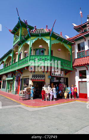 Szenen aus Chinatown in Los Angeles ein Geschäft mit Schaufensterpuppen vor der Tür in chinesischen Stil Kleidung gekleidet Stockfoto