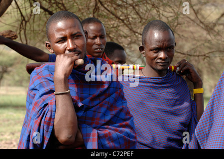 Afrika. Tansania. Am 5. März 2009. Massai-Dorf. Eine Gruppe Porträt Maasai-Männer. Savanne. Stockfoto