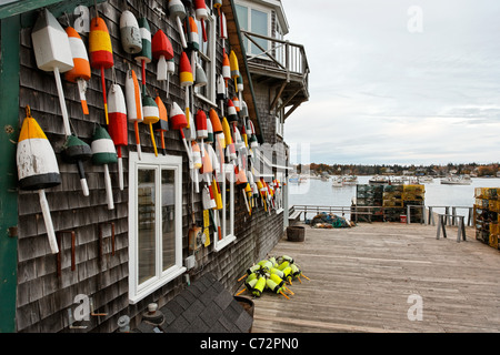 Angeln, Dock und Schaufenster dekoriert mit Hummer Falle Bojen, Bernard, Tremont, Maine, USA Stockfoto
