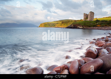 Minard Castle auf der Klippe mit Blick auf Dingle Bay, Halbinsel Dingle, County Kerry, Irland Stockfoto