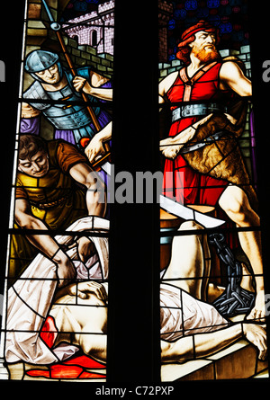 Glasmalerei-Fenster Darstellung Enthauptung des Hl. Johannes des Täufers durch Herodes Antipas. Stockfoto