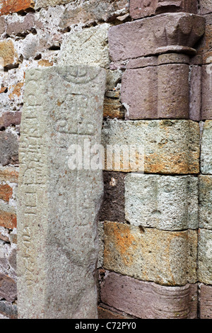 Alphabet Stein, normannische Kirche von Kilmalkedar (Cill Mhaoilcheadair), Halbinsel Dingle, County Kerry, Irland Stockfoto