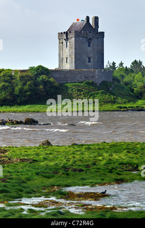Dunguaire Castle (Dun Guaire) auf die Bucht von Galway, Kinvarra, County Galway, Irland Stockfoto