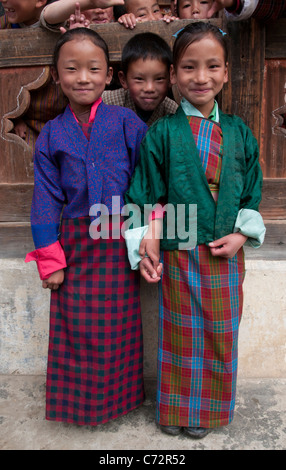 Porträt von zwei jungen Schulmädchen. Ura-Internat. Bhutan Stockfoto