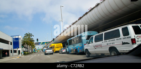 Shuttle-Busse am Los Angeles International Airport LAX am Ankunftsterminal Stockfoto