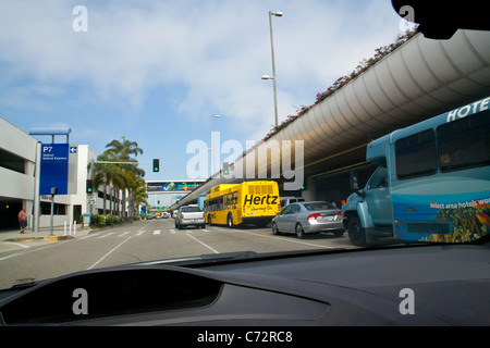 Shuttle-Busse am Los Angeles International Airport LAX am Ankunftsterminal Stockfoto