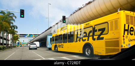 Shuttle-Busse am Los Angeles International Airport LAX am Ankunftsterminal Stockfoto