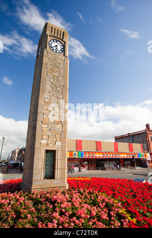 Ein Glockenturm in der Mitte eines Kreisverkehrs an der Strandpromenade von Rhyl, Nordwales. Stockfoto