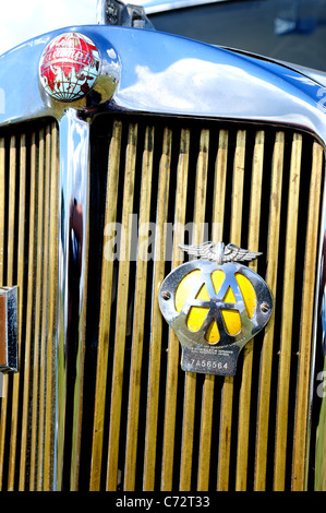 AA Motoring Plakette auf dem vorderen Grill eines Triumph-Autos. Stockfoto