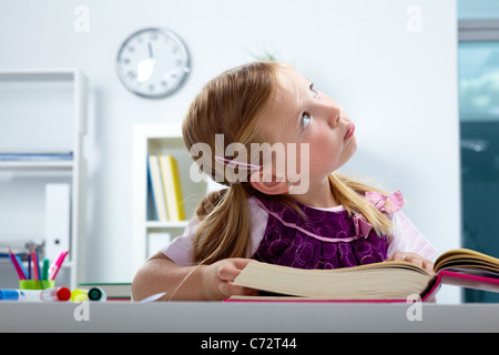 Porträt von schönen Mädchen beiseite Buch in Bibliothek suchen Stockfoto