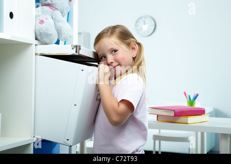 Porträt von schönen Mädchen, die weiße Brust öffnen Stockfoto