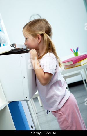 Porträt der neugierige Mädchen white-Box öffnen Stockfoto