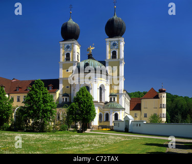 DE - Bayern: Kloster-Kirche St. Michael in Metten an der Donau Stockfoto