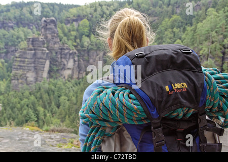 Frau mit Rucksack und Kletterseil Blick auf Felsen, Elbsandsteingebirge Elbsandsteingebirge, Sachsen, Deutschland, Europa Stockfoto
