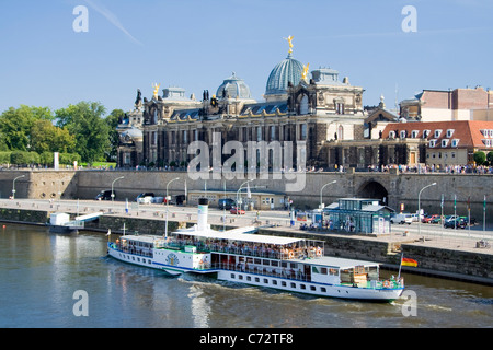 Tourist-Raddampfer am Ufer der Elbe in der Altstadt von Dresden, Sachsen, Deutschland Stockfoto