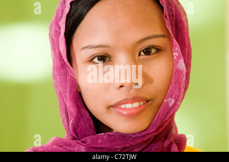 Asiatin in Studioumgebung Stockfoto