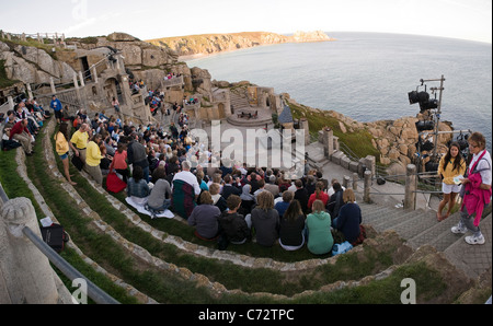 Panorama des Publikums Ankunft im Minack Theatre mit Blick auf das Meer und die Klippen von Porthcurno Bay, Cornwall, UK Stockfoto