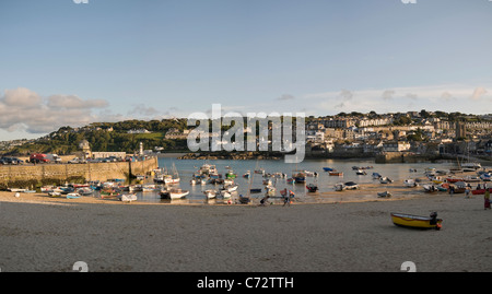 Panorama von St. Ives Hafen bei Ebbe, St. Ives, Cornwall, UK Stockfoto