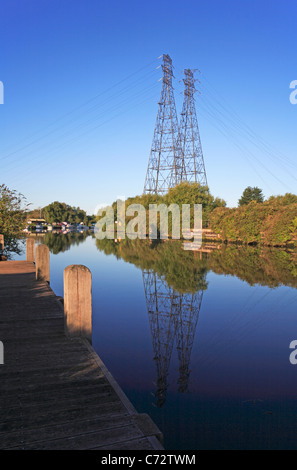 Strom-Versorgungsleitungen, überqueren den Fluss Yare bei Trowse Newton von Norwich Norfolk England United Kingdom Stockfoto