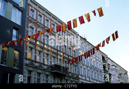 Mehrfamilienhäuser in einer typischen Prenzlauerberg-Straße im ehemaligen Ost-Berlin. Stockfoto