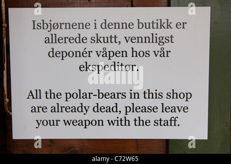 Eisbär und Pistole Warnung unterzeichnen in Longyearbyen, Svalbard. Stockfoto