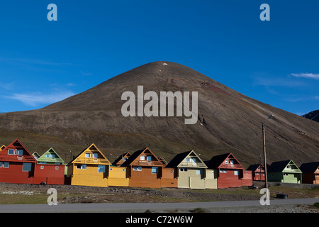 Bunte Spisshus Holzhäuser in Longyearbyen, Svalbard, mit Farben von Grete Smedal gewählt. Stockfoto