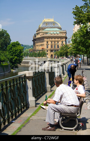 Menschen am Ufer des Flusses Vltava vor dem Nationaltheater, Prag, UNESCO-Weltkulturerbe, Tschechische Republik Stockfoto