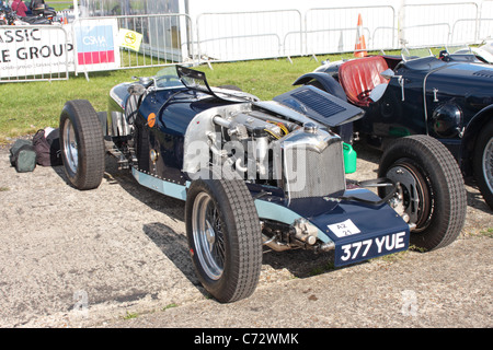 Riley Sprite auf dem Display an den Flügeln und Räder zeigen Dunsfold Aerodrome 2011 Stockfoto