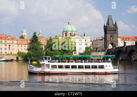 Ausflugsschiff vor der Karlsbrücke und der Altstädter Brückenturm auf der Vltava Fluss, UNESCO-Weltkulturerbe, Prag Stockfoto