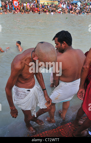 Pilger am Har-Ki-Pairi Ghat am Ganges-Fluss Baden. Stockfoto