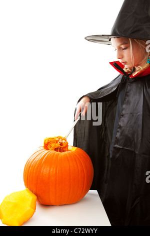 Verkleidete Mädchen leer Halloween-Kürbis auf weißem Hintergrund Stockfoto