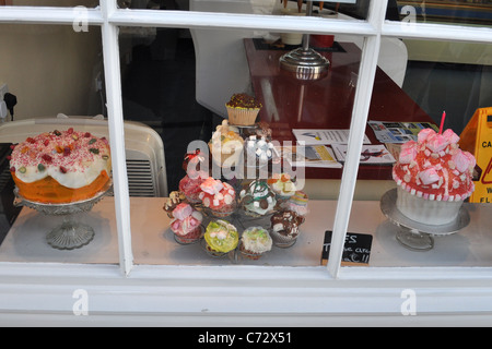 Kuchen in einem Schaufenster Stockfoto