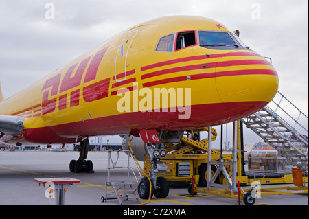 DHL-Boeing 757-200SF konvertiert Fracht Flugzeugregistrierung G-BIKU geparkt auf dem Vorfeld des DHL-Standort am Flughafen Leipzig Stockfoto