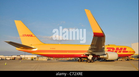 DHL Boeing 767-300ERF Fracht Flugzeugregistrierung geparkt G-Achtzehen auf dem Vorfeld des Cincinnati Flughafen, Kentucky, USA Stockfoto