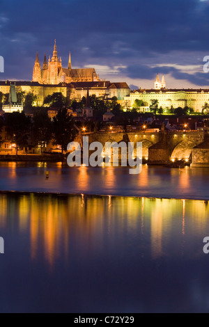 Abend Stimmung auf der Karlsbrücke mit der Prager Burg, Hradschin, Prag, Tschechische Republik, Europa Stockfoto