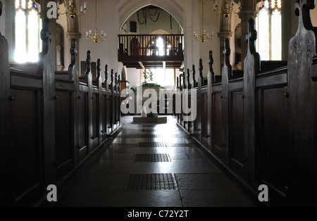 Dunklen Innenraum der Kirche, St. Peter, Barford, Warwickshire, England, UK Stockfoto