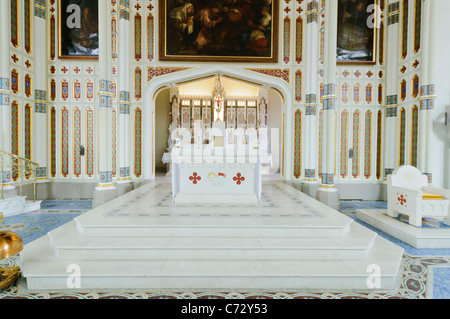 Reich verzierten Altar in eine römisch-katholische Kapelle Stockfoto