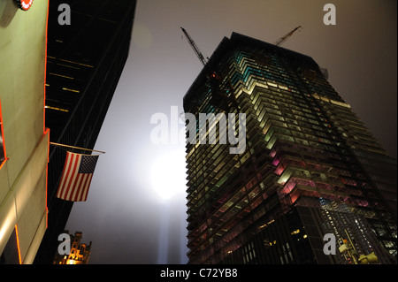 Am 11. September 2011 beleuchtet eine Kunstinstallation namens "Tribute in Lichter" den Himmel über Lower Manhattan. Stockfoto