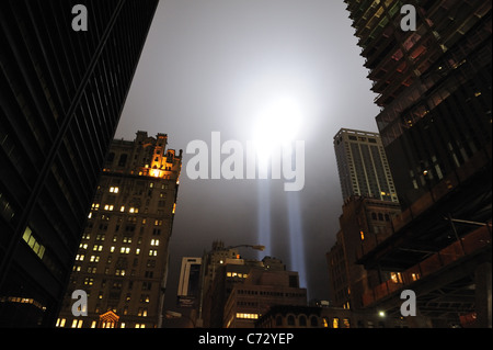 Am 11. September 2011 beleuchtet eine Kunstinstallation namens "Tribute in Lichter" den Himmel über Lower Manhattan. Stockfoto