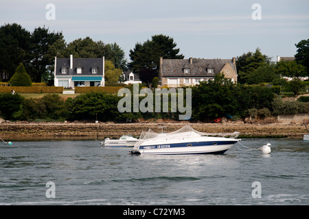 Eine Motorboot vertäut an eine Boje vor der Küste, Golf von Morbihan (Bretagne, Frankreich). Stockfoto