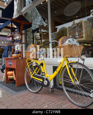 Reypenaer Tasting Room, ein Gourmet-Käse-Shop auf Singel, Amsterdam, Niederlande. Käse mit dem gelben Rad angezeigt. Stockfoto