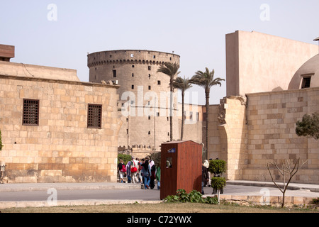 Menschen durch die Tore der Saladin-Zitadelle betreten. Der Saladin-Zitadelle baut auf dem Mokattam Hügel im Zentrum. Stockfoto