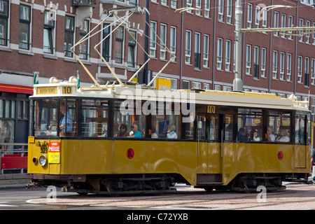 Eine alte traditionelle Straßenbahn noch in Betrieb als Sightseeing Straßenbahn hier auf den Straßen von Delfshaven, Rotterdam Stockfoto