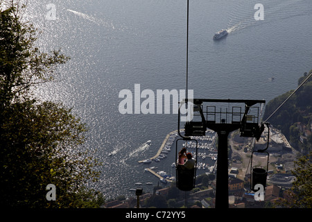 Ein Blick von Laveno Mombello und Lago Maggiore seine Seilbahn mit dem Golf von Borromeo und ein Boot Stockfoto
