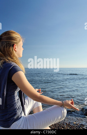 Frau am Strand meditieren Stockfoto