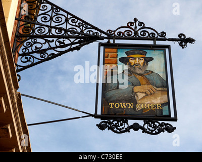 Stadtausrufer Pub Schild in Chester Cheshire UK Stockfoto