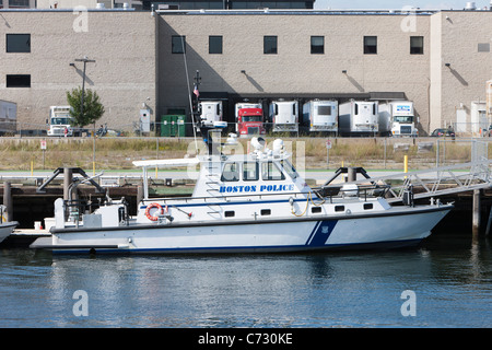 Eines der Boote der Boston Harbor Patrol Polizeieinheit, angedockt an Terminal Street in South Boston Stockfoto